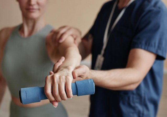 Фізична реабілітація чи хірургічне втручання: коли можна уникнути операції