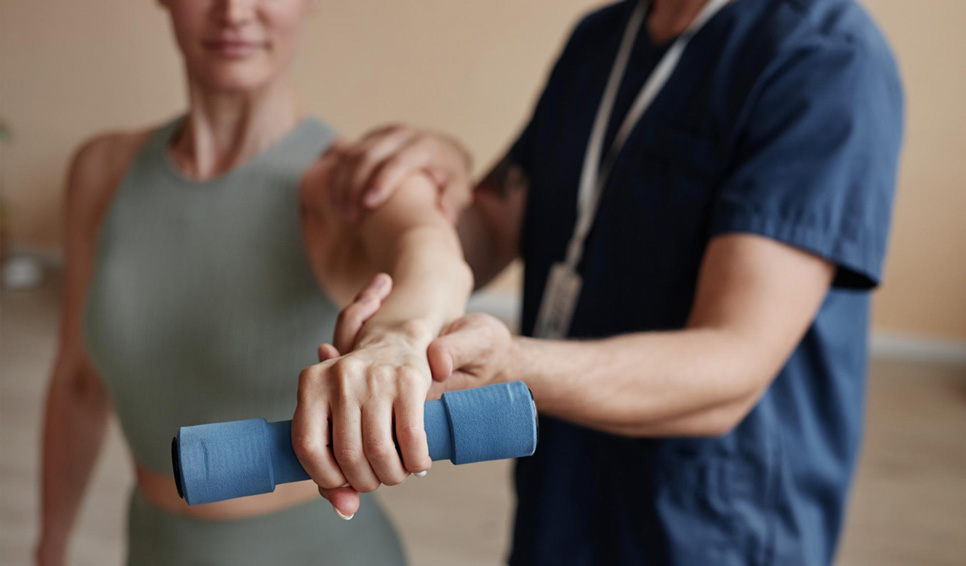 Фізична реабілітація чи хірургічне втручання: коли можна уникнути операції